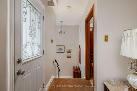 Photo 3 at 231 Shawnee Circle, Pleasant View, Toronto
