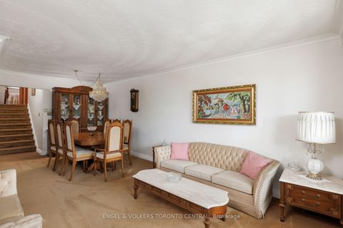 Photo 5 at 231 Shawnee Circle, Pleasant View, Toronto