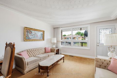 Photo 7 at 231 Shawnee Circle, Pleasant View, Toronto