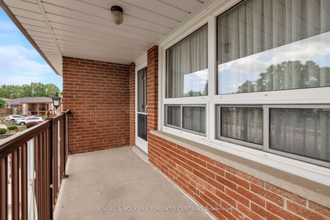 Photo 11 at 231 Shawnee Circle, Pleasant View, Toronto