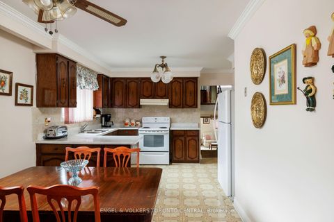 Photo 12 at 231 Shawnee Circle, Pleasant View, Toronto