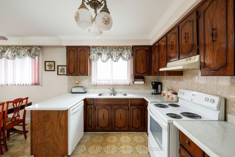 Photo 16 at 231 Shawnee Circle, Pleasant View, Toronto