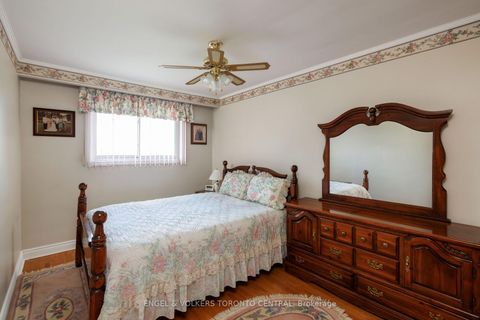 Photo 18 at 231 Shawnee Circle, Pleasant View, Toronto