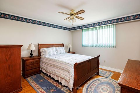 Photo 20 at 231 Shawnee Circle, Pleasant View, Toronto