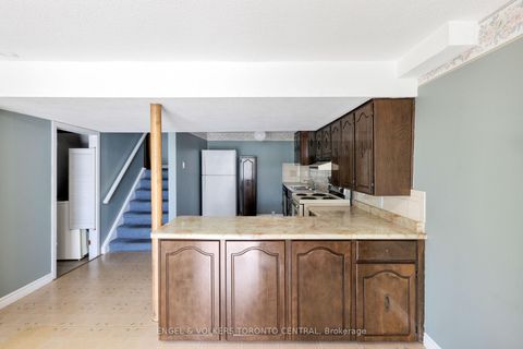 Photo 35 at 231 Shawnee Circle, Pleasant View, Toronto