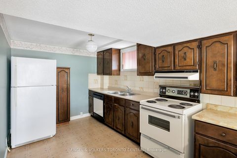 Photo 36 at 231 Shawnee Circle, Pleasant View, Toronto