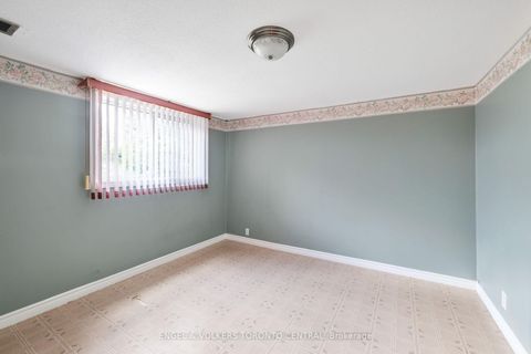 Photo 40 at 231 Shawnee Circle, Pleasant View, Toronto