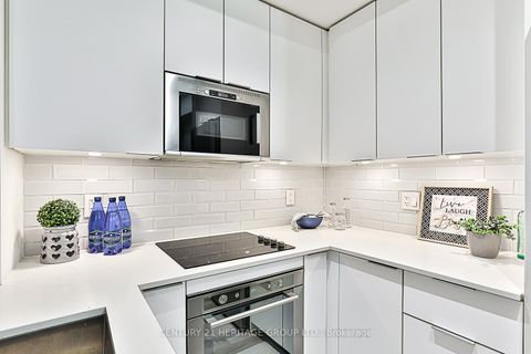 Photo 12 at 226 - 99 Eagle Rock Way, Maple, Vaughan