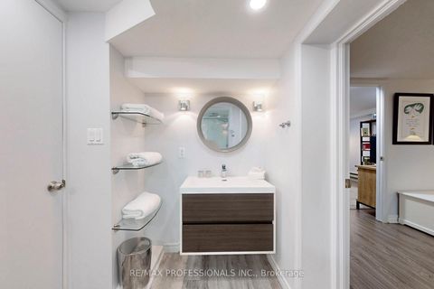 Photo 37 at 126 Laurel Avenue, City Centre West, Toronto