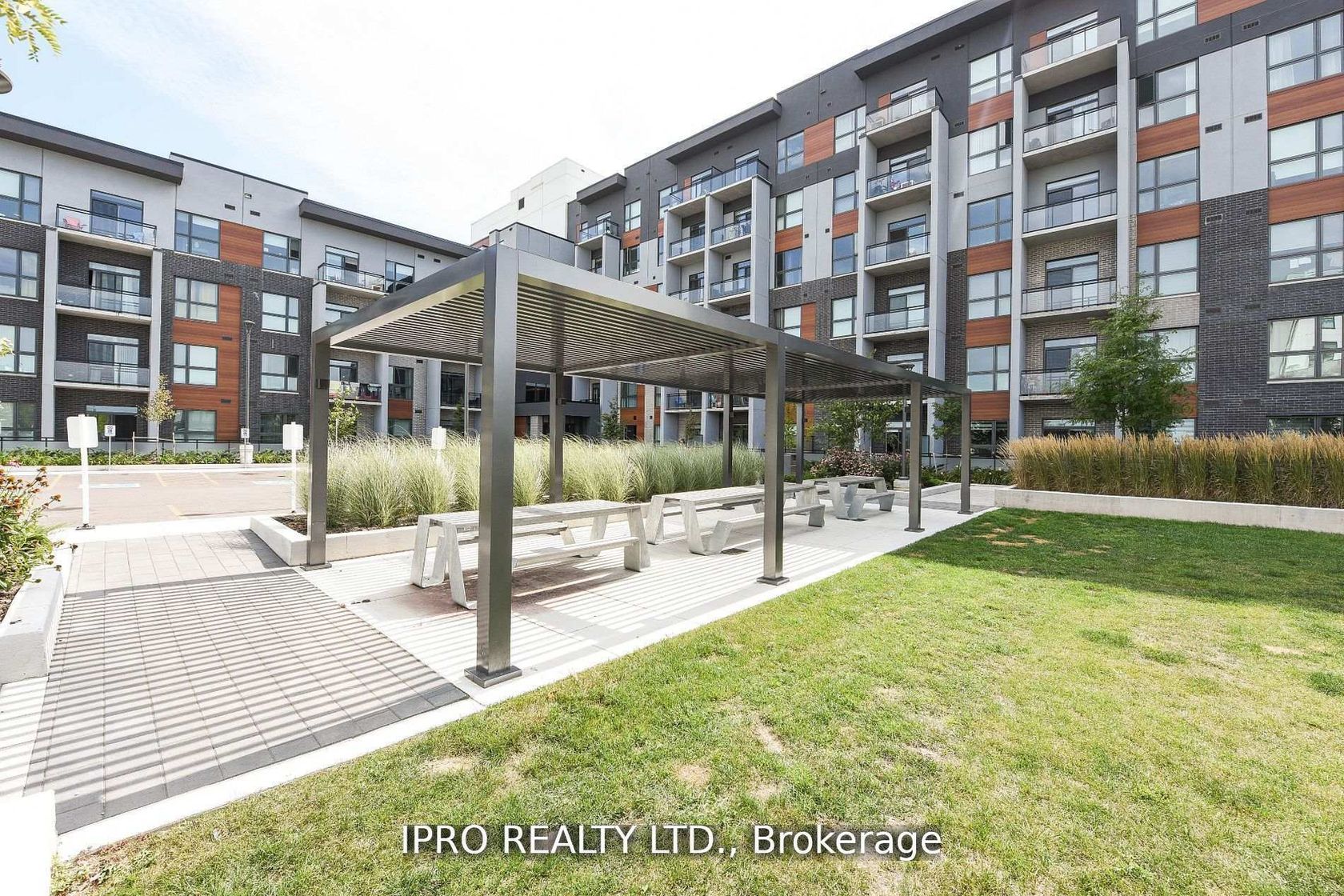 004 - 95 Dundas St W Street, GO Glenorchy, Oakville 