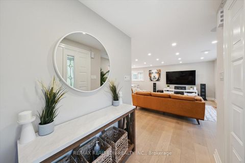 Photo 3 at 89 Devins Drive, Aurora Heights, Aurora