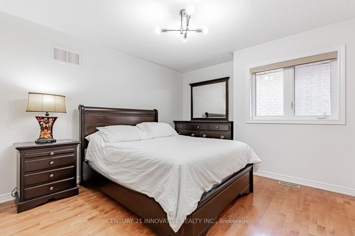 Photo 28 at 7 Stonechurch Crescent, Box Grove, Markham