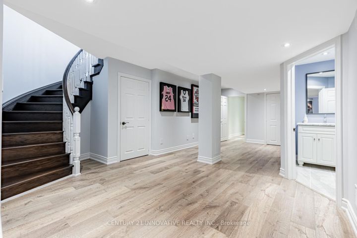 Photo 32 at 7 Stonechurch Crescent, Box Grove, Markham