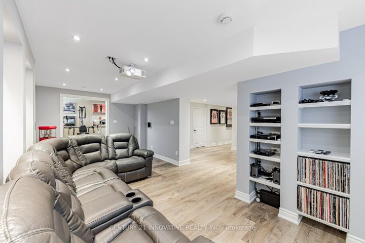 Photo 35 at 7 Stonechurch Crescent, Box Grove, Markham