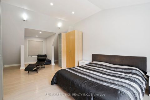 Photo 26 at 72 Walmer Road, North Richvale, Richmond Hill