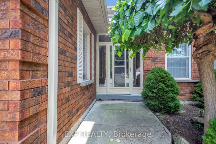 Photo 2 at 2138 The Chase, Central Erin Mills, Mississauga