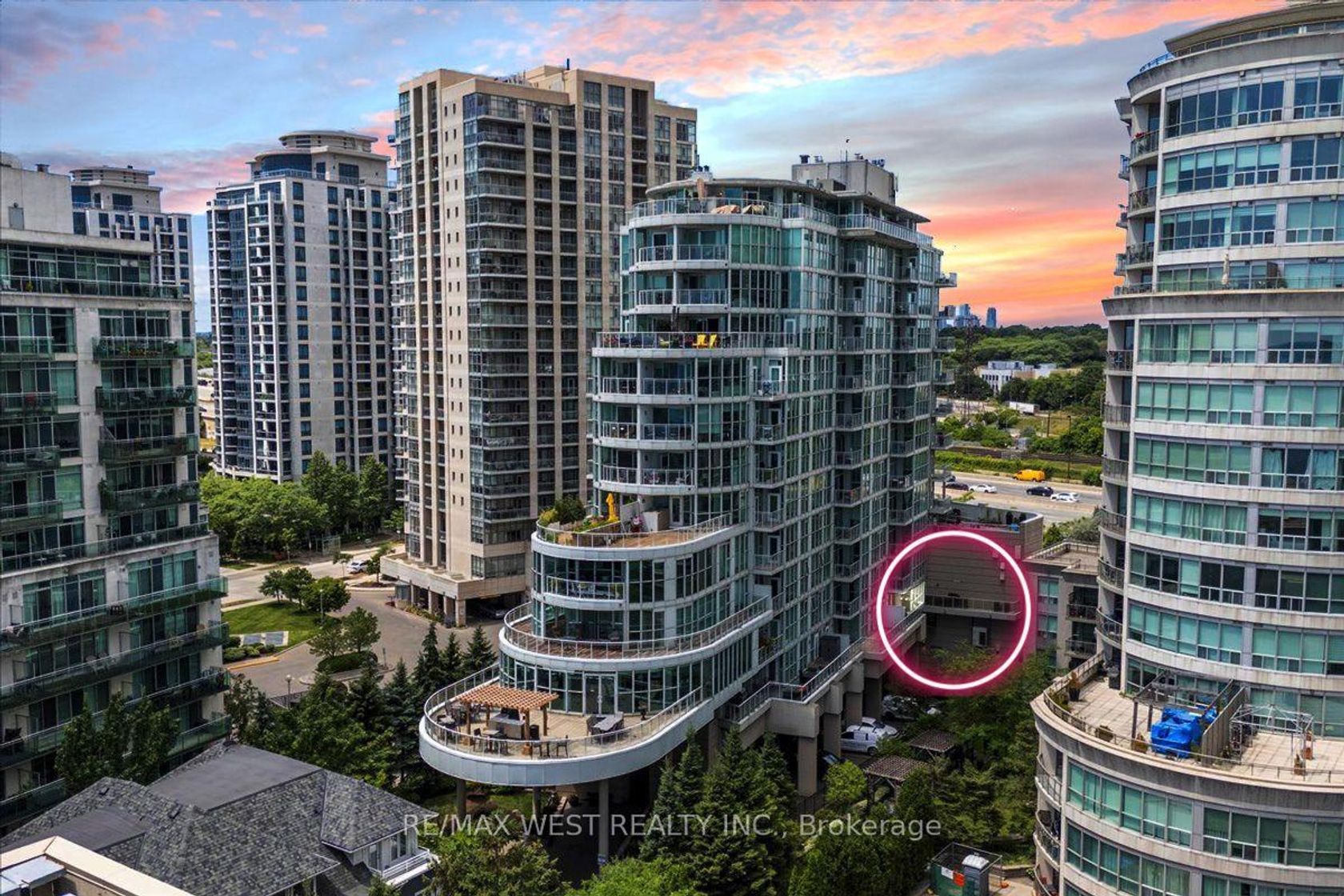 202 - 2067 Lake Shore Boulevard W, Mimico, Toronto by Loree Meneguzzi Real Estate 202 - 2067 Lake Shore Boulevard W, Mimico, Toronto