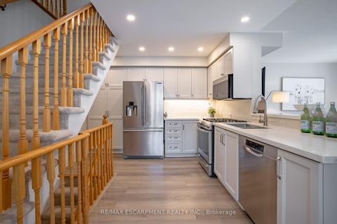 Photo 4 at 11 - 1050 Grand Boulevard, FA Falgarwood, Oakville