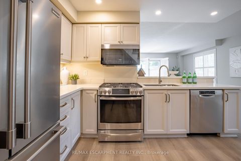 Photo 8 at 11 - 1050 Grand Boulevard, FA Falgarwood, Oakville