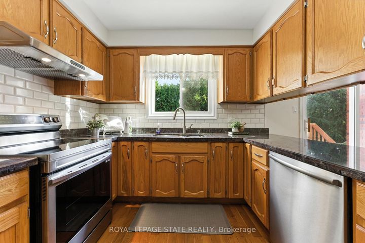 Photo 10 at 286 LLOYMINN Avenue, Ancaster, Hamilton
