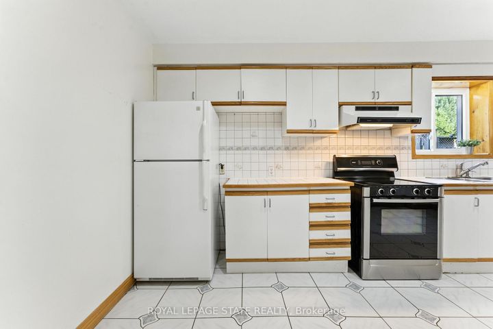 Photo 31 at 286 LLOYMINN Avenue, Ancaster, Hamilton