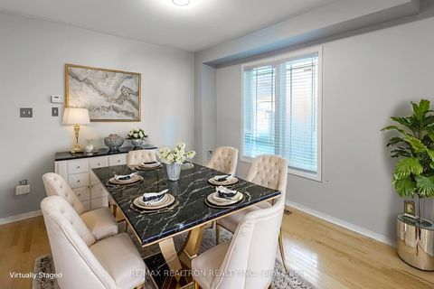 Photo 3 at 4 Kalmar Crescent, Oak Ridges, Richmond Hill Photo 3 at 4 Kalmar Crescent, Oak Ridges, Richmond Hill