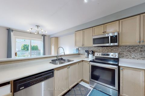 Photo 5 at 4 Kalmar Crescent, Oak Ridges, Richmond Hill Photo 5 at 4 Kalmar Crescent, Oak Ridges, Richmond Hill