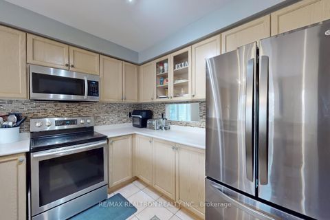 Photo 6 at 4 Kalmar Crescent, Oak Ridges, Richmond Hill Photo 6 at 4 Kalmar Crescent, Oak Ridges, Richmond Hill