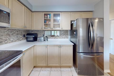 Photo 7 at 4 Kalmar Crescent, Oak Ridges, Richmond Hill Photo 7 at 4 Kalmar Crescent, Oak Ridges, Richmond Hill