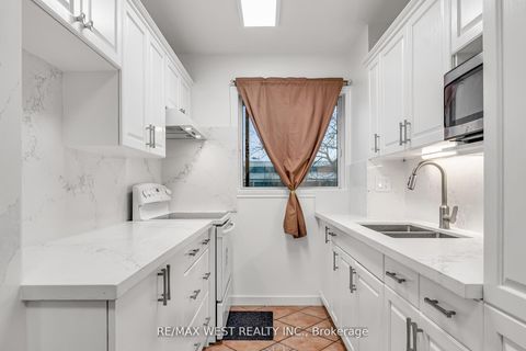 Photo 7 at 305 - 155 Leeward Glenway, Flemingdon Park, Toronto