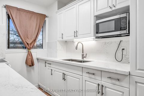 Photo 8 at 305 - 155 Leeward Glenway, Flemingdon Park, Toronto