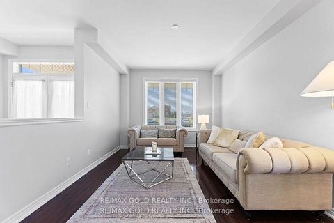 Photo 8 at 23 Glade Drive, Oak Ridges, Richmond Hill