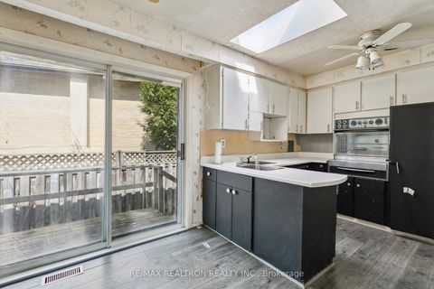 Photo 6 at 330 Homewood Avenue, Newtonbrook West, Toronto