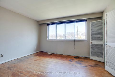 Photo 8 at 330 Homewood Avenue, Newtonbrook West, Toronto