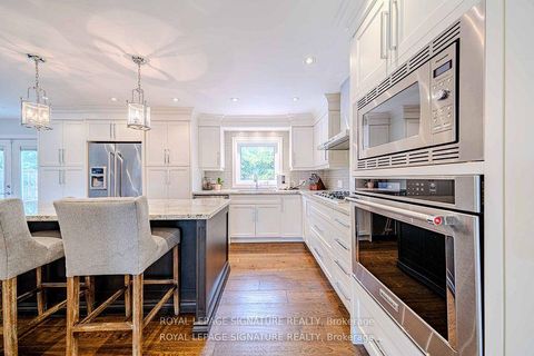Photo 2 at 41 Mayo Drive, Rustic, Toronto