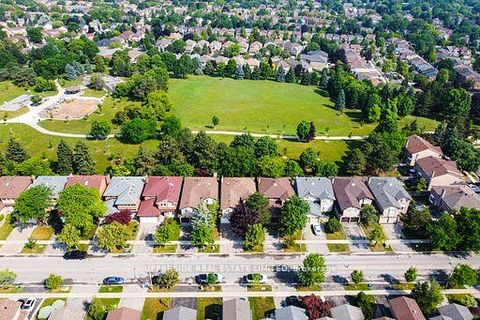 Photo 3 at 646 York Hill Boulevard, Yorkhill, Vaughan