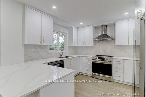 Photo 5 at 646 York Hill Boulevard, Yorkhill, Vaughan