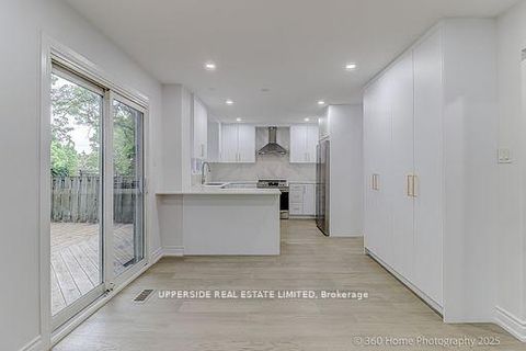 Photo 7 at 646 York Hill Boulevard, Yorkhill, Vaughan