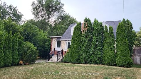 Photo 2 at 47 Dromore Crescent, Newtonbrook West, Toronto