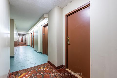 Photo 5 at 306 - 21 Markbrook Lane N, Jamestown, Toronto