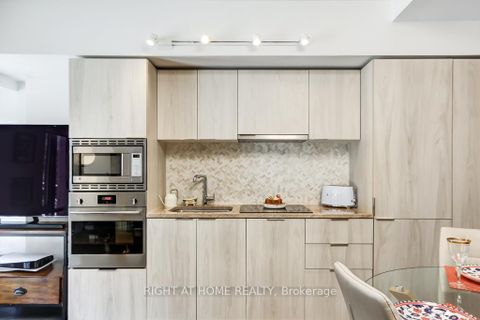 Photo 11 at 210 - 955 Bay Street, Bay Street Corridor, Toronto