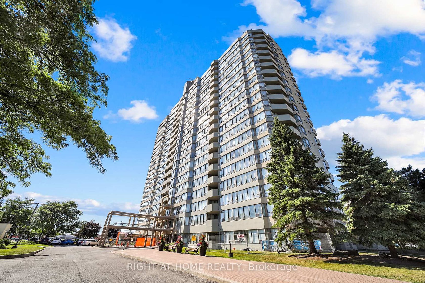 1805 - 700 Constellation Drive, Hurontario, Mississauga by Loree Meneguzzi Real Estate 1805 - 700 Constellation Drive, Hurontario, Mississauga