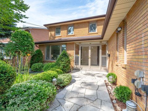 Photo 2 at 18 Whitman Street, Newtonbrook East, Toronto