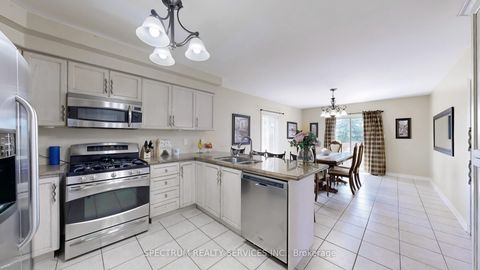 Photo 11 at 24 Cachet Hill Crescent, Sonoma Heights, Vaughan