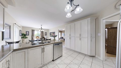 Photo 12 at 24 Cachet Hill Crescent, Sonoma Heights, Vaughan
