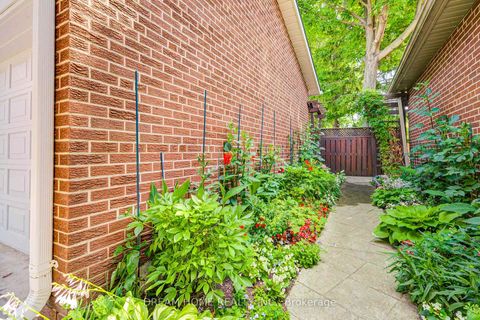 Photo 4 at 811 Huntingwood Drive, Sullivan, Toronto
