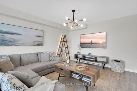 Photo 2 at 1002 - 30 Harding Boulevard W, North Richvale, Richmond Hill