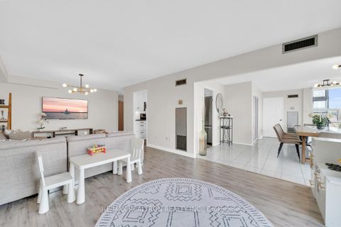 Photo 5 at 1002 - 30 Harding Boulevard W, North Richvale, Richmond Hill