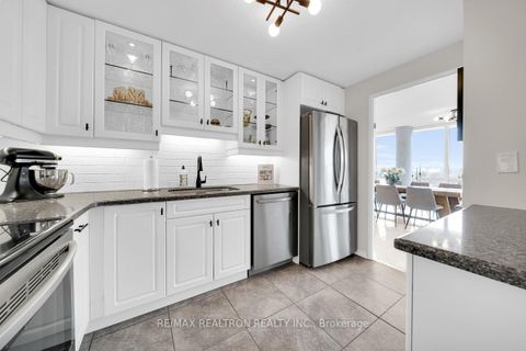Photo 11 at 1002 - 30 Harding Boulevard W, North Richvale, Richmond Hill