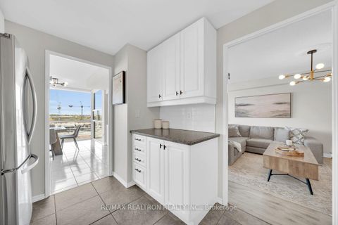 Photo 14 at 1002 - 30 Harding Boulevard W, North Richvale, Richmond Hill